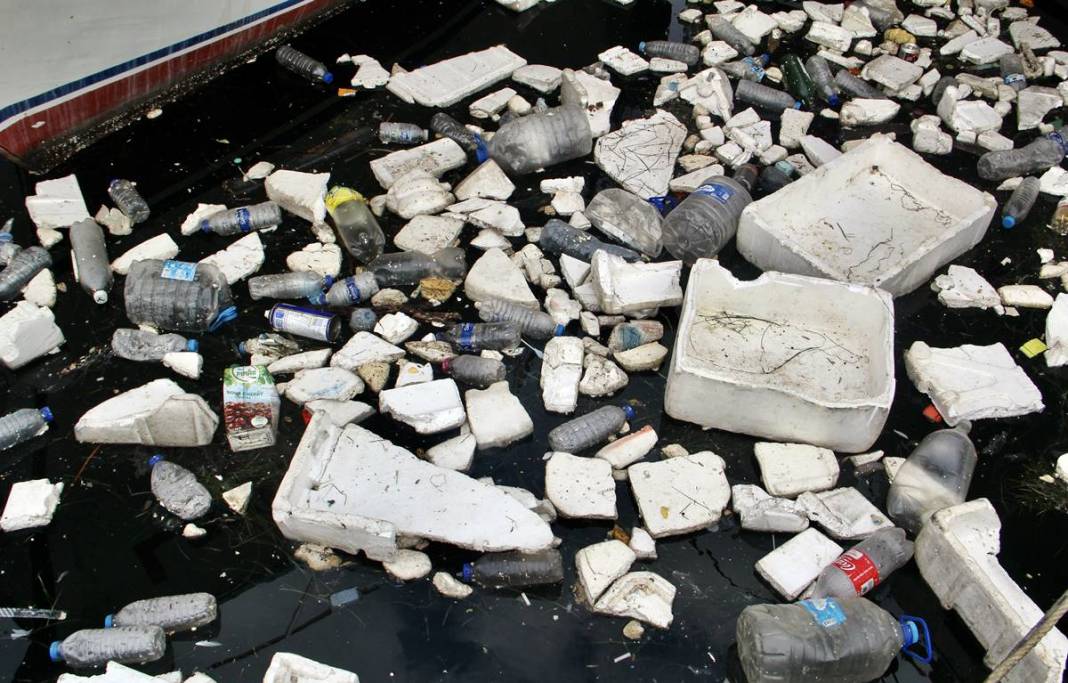 O kentin sahili bir anda çöple doldu: Deniz görünmüyor! Çevreyi kirletenlere sorsan hepsi vatanperverdir... 7